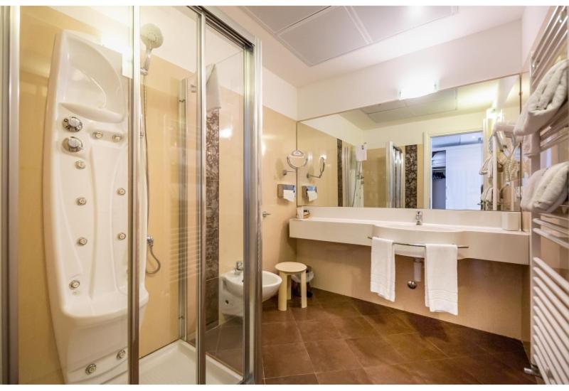 Deluxe Doppelzimmer mit seitlichem Meerblick